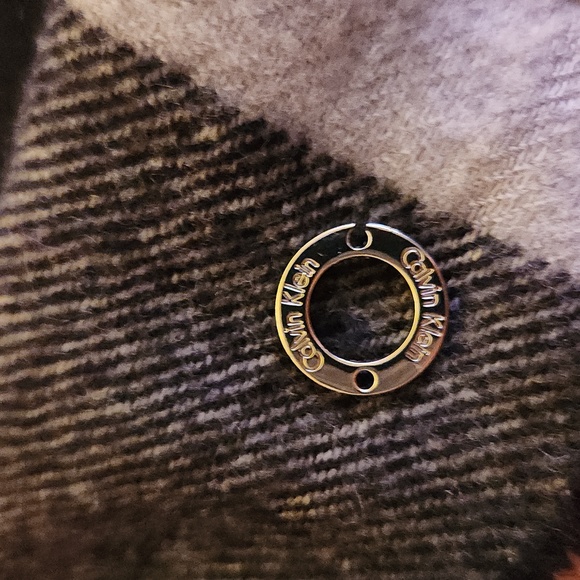 Calvin Klein scarf - Picture 3 of 5